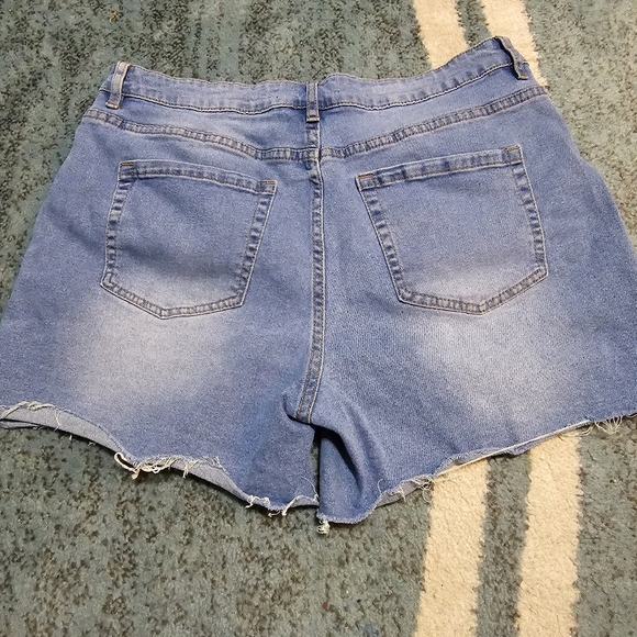 Women's Jean Shorts Size 14 Embroidered Floral Flowers - Picture 2 of 5